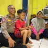 Ilham Ramadhan (8) bersama ibunya, Kokom Komala (47), saat beberapa polisi mengunjungi rumah mereka di Desa Bandasari, Kecamatan Cangkuang, Kabupaten Bandung. Foto Agi Jabar Ekspres