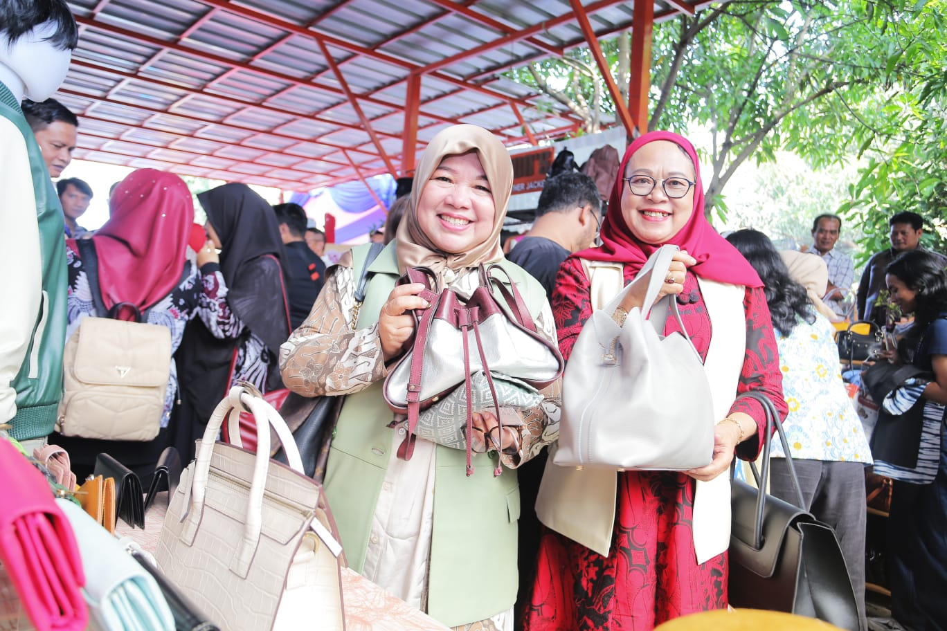 Keberadaan sentra kerajinan kulit di Kabupaten Garut menjadi perhatian anggota DPRD Komisi II DPRD Jabar Rita Sari Puspita.