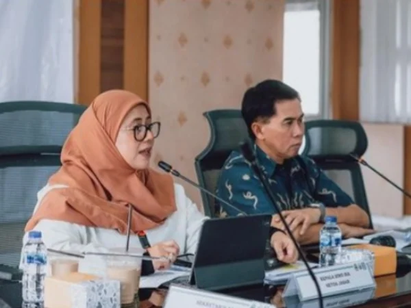 FOKUS : Kepala Biro BUMD, Investasi dan Administrasi Pembangunan (BIA) Jabar Lusi Lesminingwati saat RUPS PT Jamkrida Jabar, awal Mei lalu. (Ist)