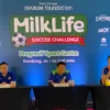 Kepala Pelatih MilkLife Soccer Challenge, Timo Scheunemann (Kanan) saat melontarkan alasan keikutsertaan dirinya dalam gelaran MilkLife Soccer Challange (Sadam Husen/JE)