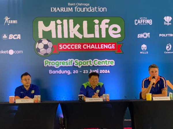 Kepala Pelatih MilkLife Soccer Challenge, Timo Scheunemann (Kanan) saat melontarkan alasan keikutsertaan dirinya dalam gelaran MilkLife Soccer Challange (Sadam Husen/JE)