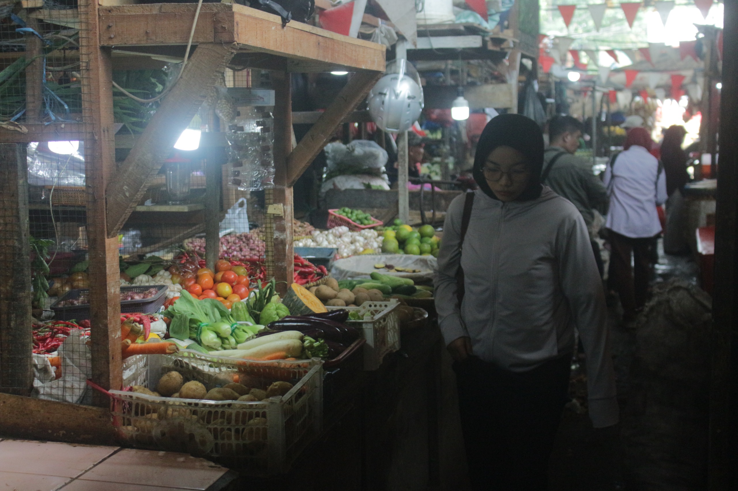 Aktivitas masyarakat di Pasar Cihaurgeulis, Kota Bandung. (Pandu Muslim/Jabar Ekspres)