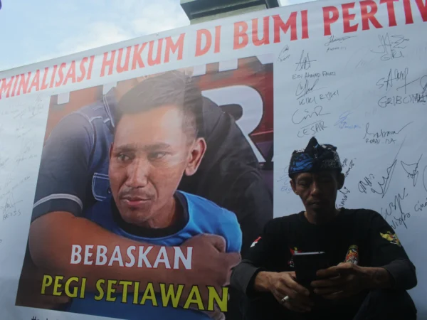 Spanduk dukungan pembebasan Pegi Setiawan terpasang di depan Pengadilan Negeri Bandung, Senin(24/6). (Pandu Muslim/Jabar Ekspres)