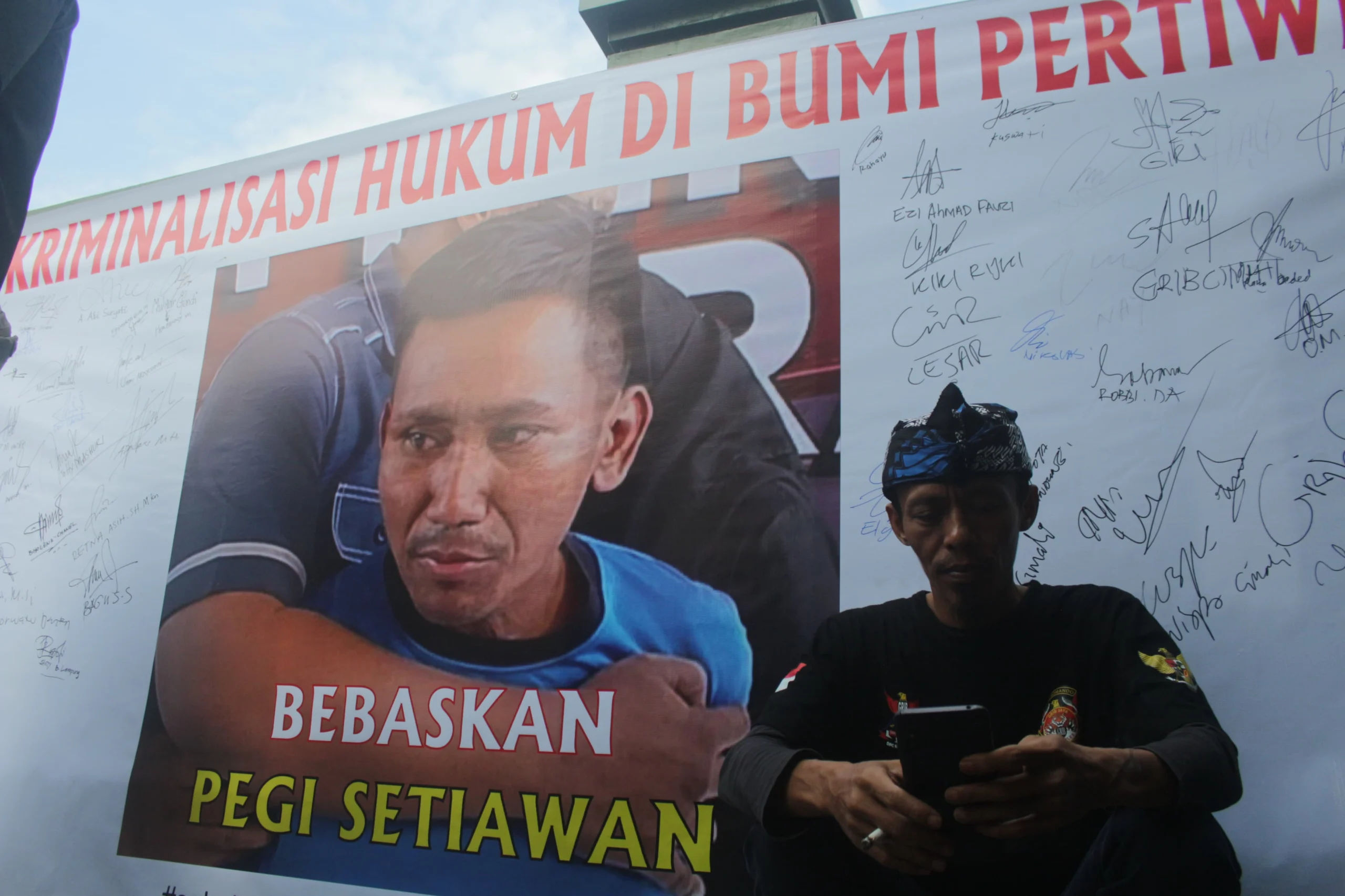 Spanduk dukungan pembebasan Pegi Setiawan terpasang di depan Pengadilan Negeri Bandung, Senin(24/6). (Pandu Muslim/Jabar Ekspres)