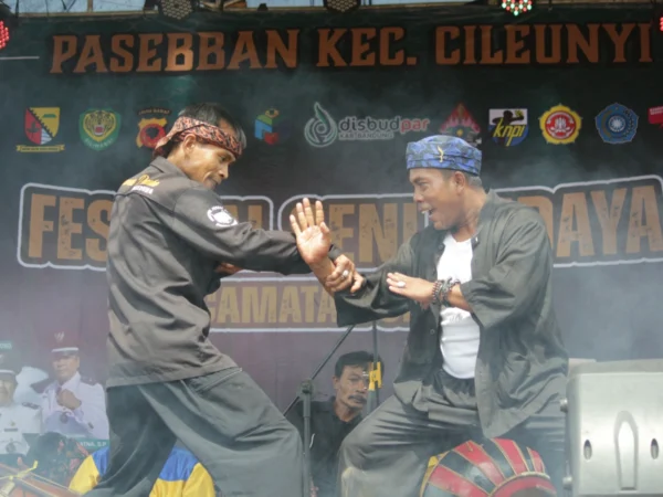 Kesenian Pencak Silat menjadi salah satu pertunjukan saat Festival Seni Budaya di wilayah Desa Cibiruwetan, Kecamatan Cileunyi, Kabupaten Bandung, Rabu(12/6). (Pandu Muslim/Jabar Ekspres