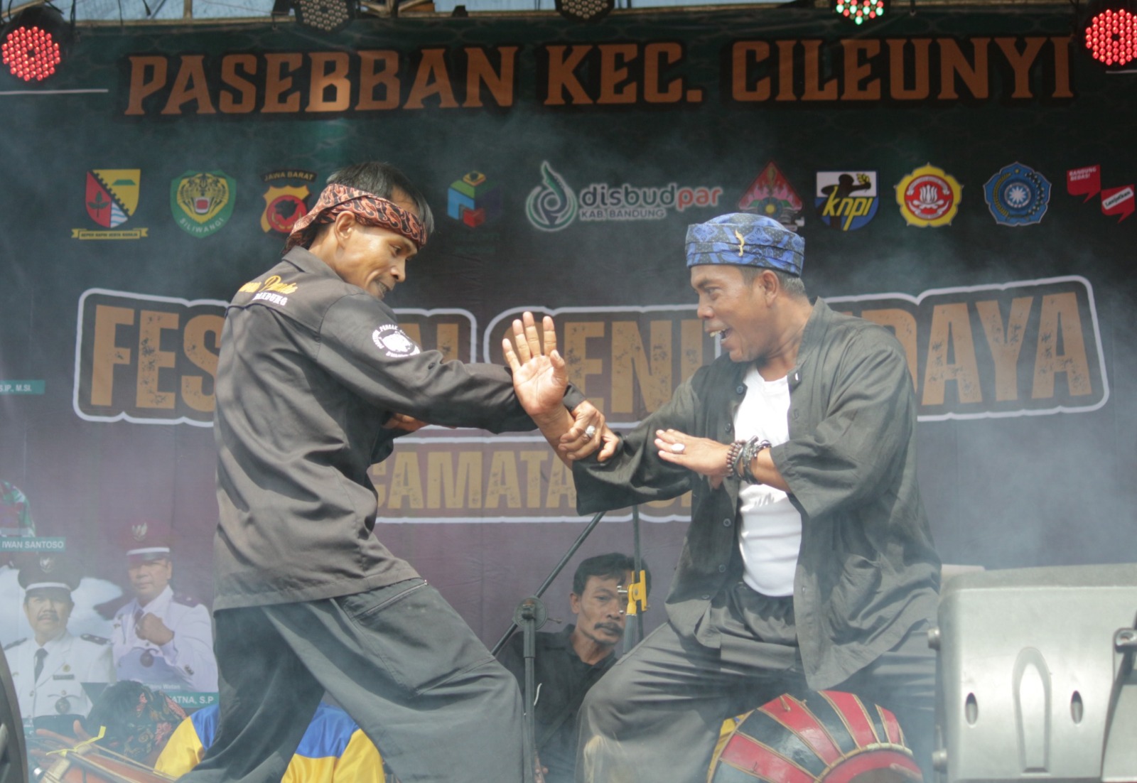 Kesenian Pencak Silat menjadi salah satu pertunjukan saat Festival Seni Budaya di wilayah Desa Cibiruwetan, Kecamatan Cileunyi, Kabupaten Bandung, Rabu(12/6). (Pandu Muslim/Jabar Ekspres