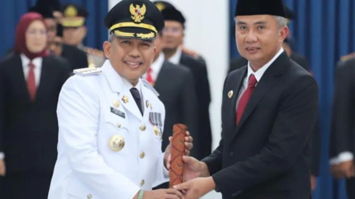 Ist. Arsan Latif (kiri) saat dilantik jadi Pj Bupati Bandung Barat oleh Pj Gubernur Jabar, Bey Machmudin (kanan)