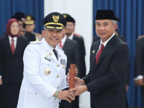Ist. Arsan Latif (kiri) saat dilantik jadi Pj Bupati Bandung Barat oleh Pj Gubernur Jabar, Bey Machmudin (kanan)