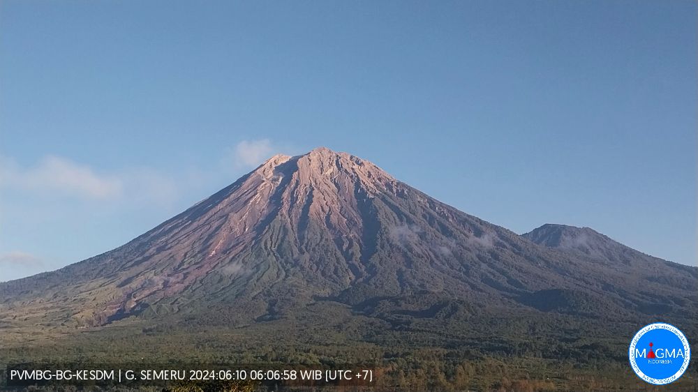 Gunung Semeru mengalami erupsi yang disertai guguran lava pijar terlihat melalui pantauan CCTV Minggu (9/6/2024). (HO PVMBG)