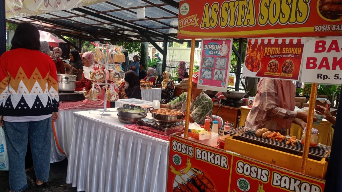 Doc. Sejumlah UMKM Menjajakan Dagangannya di Bazar Murah dan Bazar Sembako Disdagkoperin Cimahi di Halaman Kelurahan Cimahi (Mong)