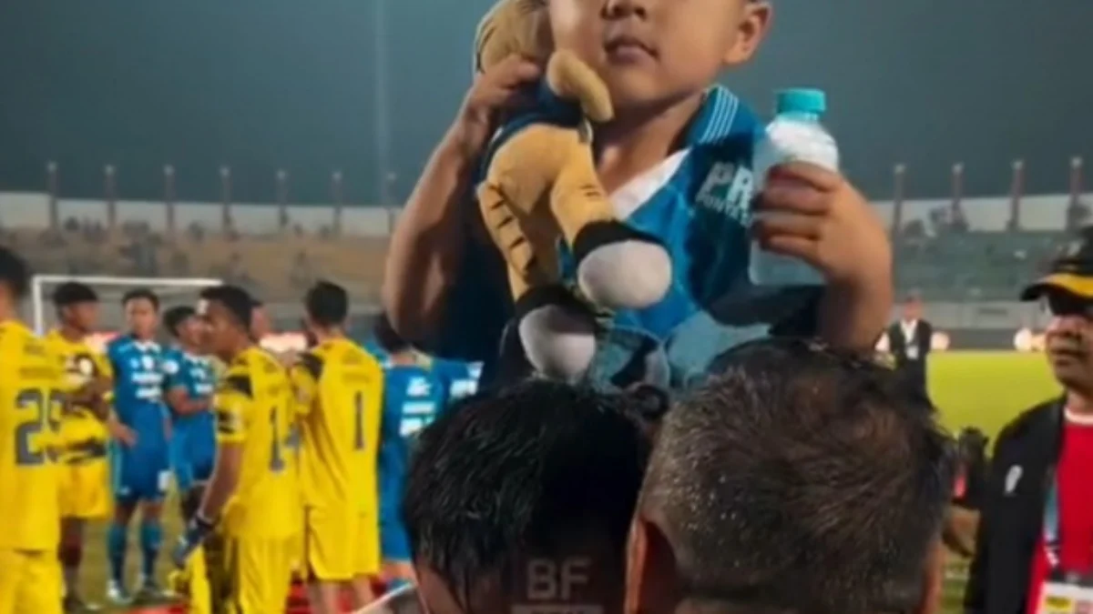 Moment Rachmat Irianto peluk keluarga sambil gendong Ahmad di atas pundaknya. Foto/Instagram @bandungfootball