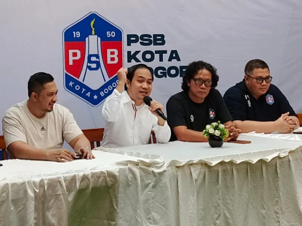 Aji Jaya Bintara saat berdiskusi bersama jajaran pengurus dan suporter PSB Kota Bogor. (Yudha Prananda / Jabar Ekspres)