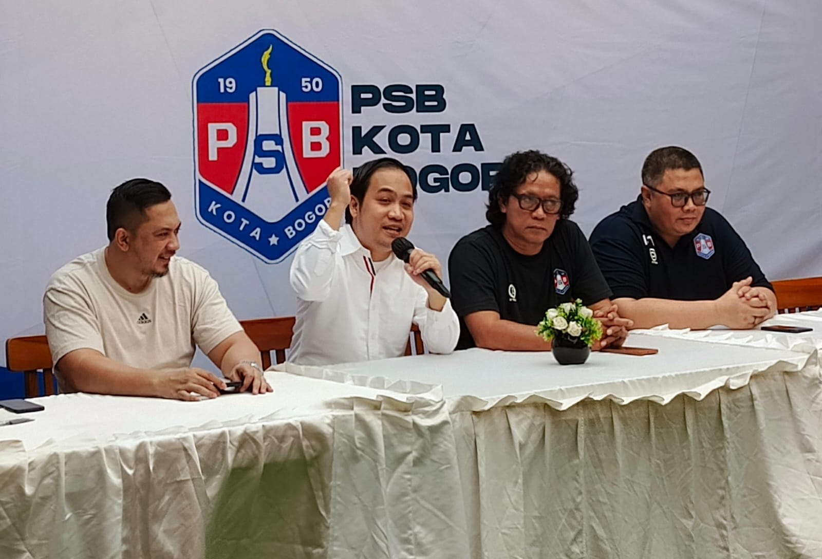 Aji Jaya Bintara saat berdiskusi bersama jajaran pengurus dan suporter PSB Kota Bogor. (Yudha Prananda / Jabar Ekspres)