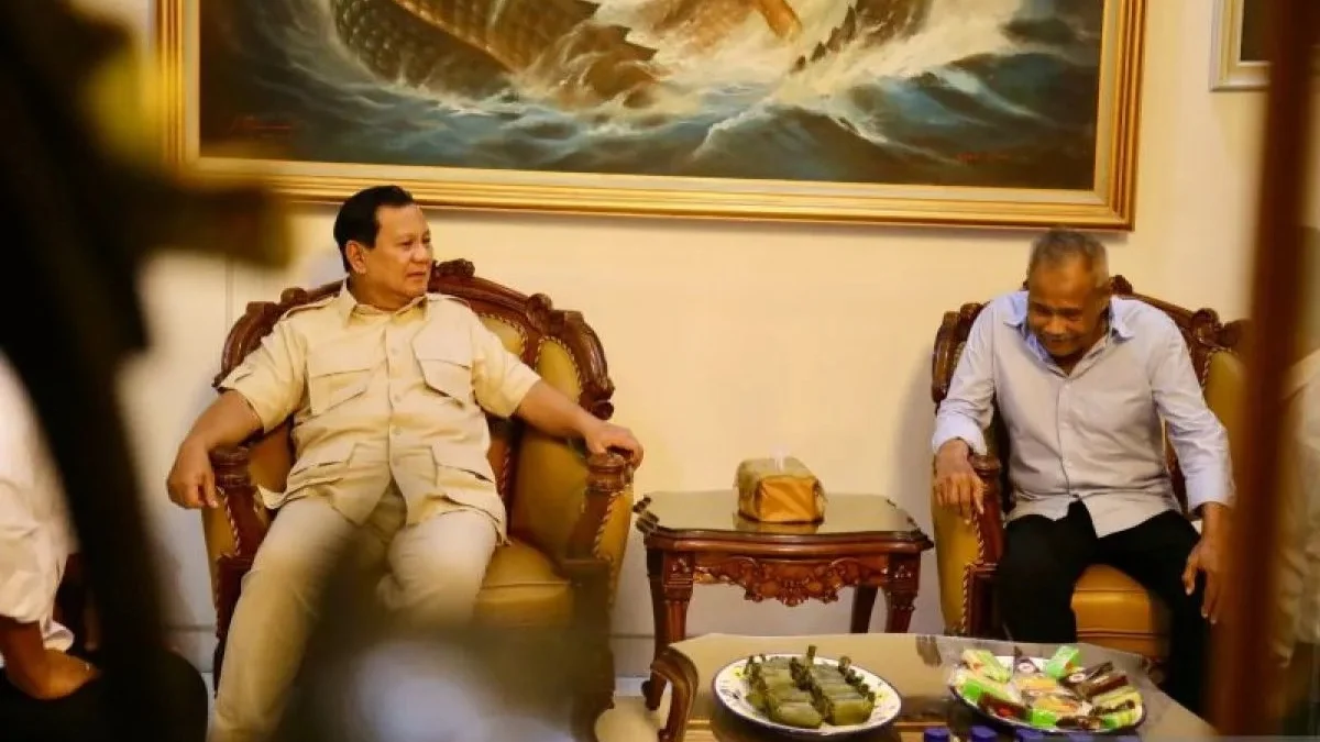 Menhan RI Prabowo Subianto (kiri) dan Jenderal TNI (purn) Subagyo Hadi Siswoyo (kanan) di kediaman Subagyo di Yogyakarta, Minggu (2/6/2024) (ANTARA/Ho-Humas Menhan)