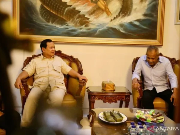 Menhan RI Prabowo Subianto (kiri) dan Jenderal TNI (purn) Subagyo Hadi Siswoyo (kanan) di kediaman Subagyo di Yogyakarta, Minggu (2/6/2024) (ANTARA/Ho-Humas Menhan)