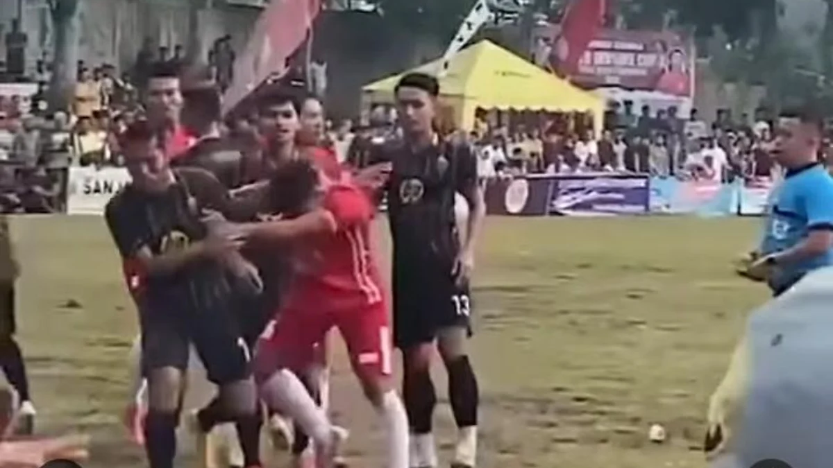 Sejumlah pesepak bola terlibat pengeroyokan terhadap wasit pada Piala Bupati Bener Bersatu Cup 3, Kabupaten Semarang, Minggu (2/6/2024). / Tangkapan Layar