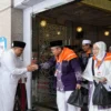 Ketua DPRD Kota Bogor, Atang Trisnanto bersama jajaran saat melepas ratusan jemaah haji asal Kota Bogor. (Yudha Prananda / Jabar Ekspres)