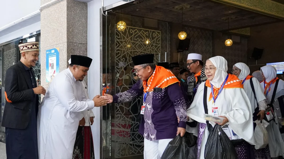 Ketua DPRD Kota Bogor, Atang Trisnanto bersama jajaran saat melepas ratusan jemaah haji asal Kota Bogor. (Yudha Prananda / Jabar Ekspres)