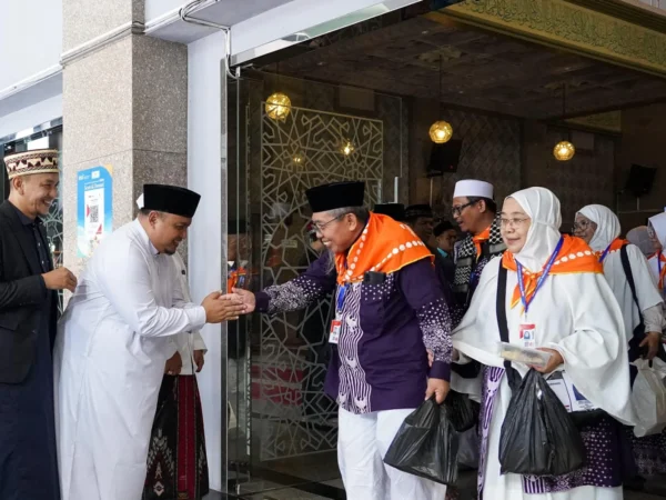 Ketua DPRD Kota Bogor, Atang Trisnanto bersama jajaran saat melepas ratusan jemaah haji asal Kota Bogor. (Yudha Prananda / Jabar Ekspres)