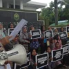 Puluhan buruh pabrik CV Vhileo tengah berorasi meminta keadilan di halaman depan gedung Pengadilan Negeri (PN) Bandung, Kota Bandung, Senin (3/6). (Nizar/Jabar Ekspres)