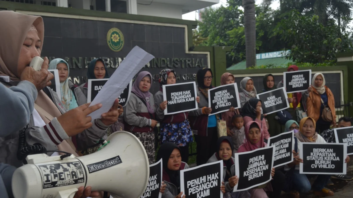 Puluhan buruh pabrik CV Vhileo tengah berorasi meminta keadilan di halaman depan gedung Pengadilan Negeri (PN) Bandung, Kota Bandung, Senin (3/6). (Nizar/Jabar Ekspres)