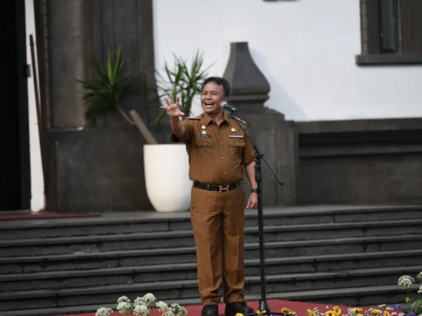 Sekda Jabar Herman Suryatman saat memimpin apel pagi dirangkaikan dengan Penyerahan SK Pensiun, KTP elektronik dan Taspen kepada ASN purnatugas di halaman depan Gedung Sate, Senin (3/6/2024) (Rizal Fs/Adpim Jabar)