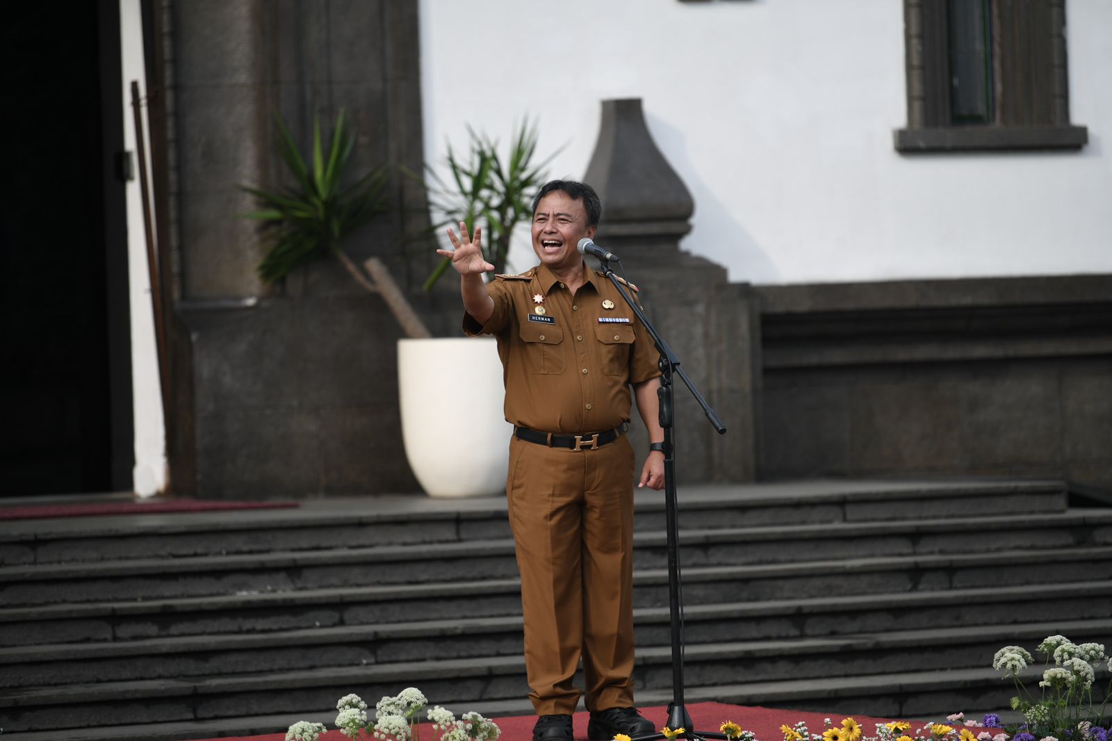 Sekda Jabar Herman Suryatman saat memimpin apel pagi dirangkaikan dengan Penyerahan SK Pensiun, KTP elektronik dan Taspen kepada ASN purnatugas di halaman depan Gedung Sate, Senin (3/6/2024) (Rizal Fs/Adpim Jabar)