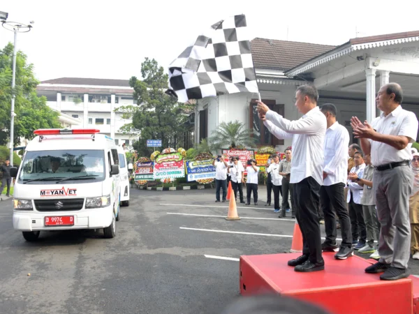 Pj Gubernur Jabar Bey Machmudin Melepas Tim Pemeriksa Kesehatan Hewan Kurban Provinsi Jawa Barat untuk Wilayah Bodebek di Balaikota Bogor, Senin, (3/6/2024).