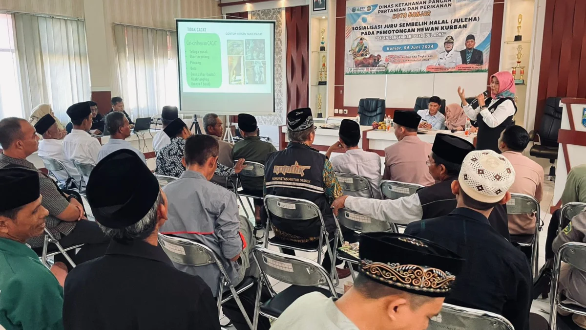 Para juru sembelih di Kota Banjar mengikuti acara sosialisasi penyembelihan hewan kurban sesuai syariat Islam di aula kantor Kecamatan Purwaharja Kota Banjar, Selasa 4 Juni 2024. (Cecep Herdi/Jabar Ekspres)