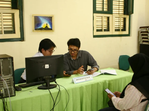 KURSI : Salah satu calon siswa yang mengakses bantuan terkait penetapan koordinat saat PPDB di SMAN 3 Kota Bandung, Selasa (4/6) (son)