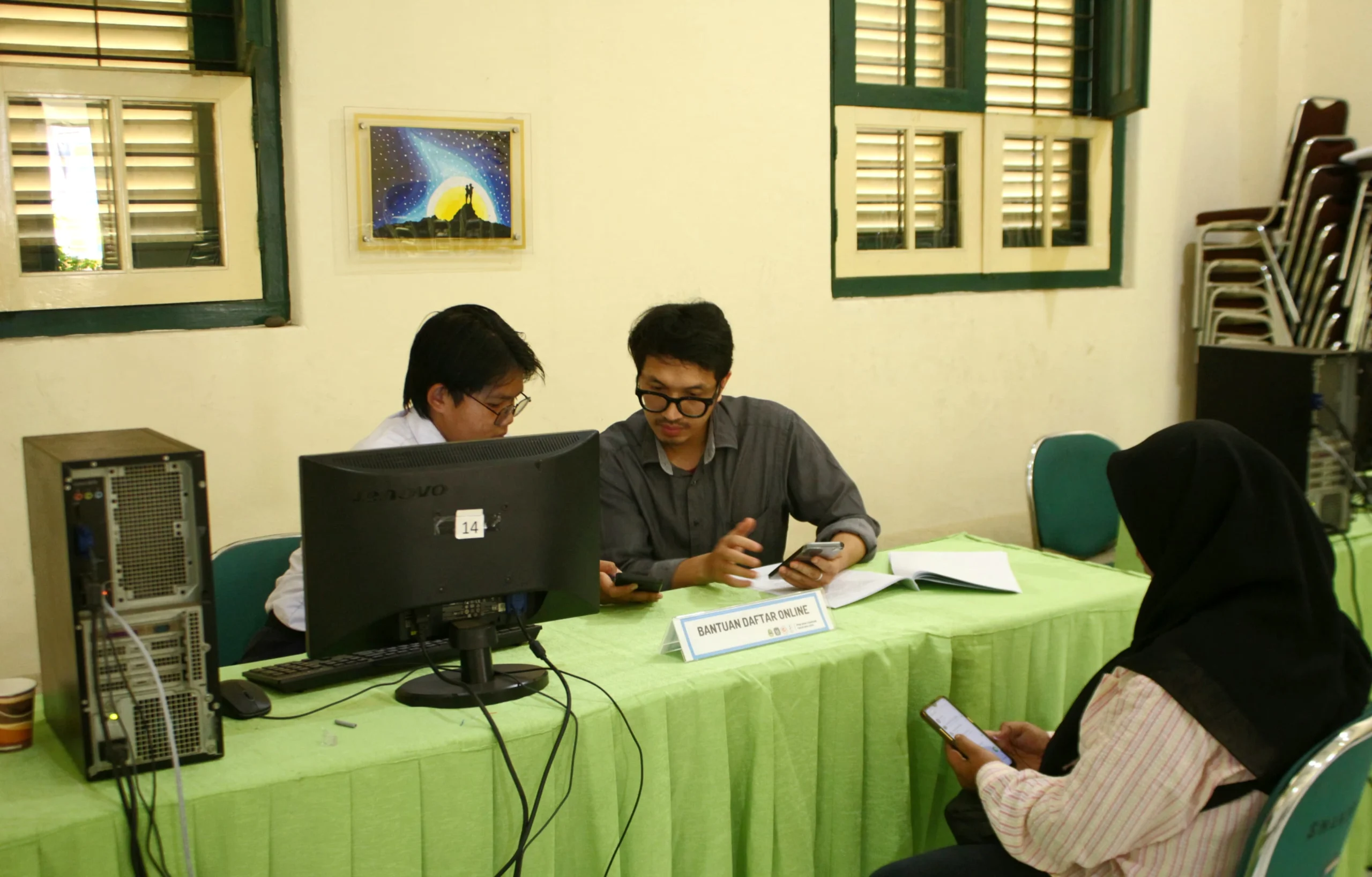 KURSI : Salah satu calon siswa yang mengakses bantuan terkait penetapan koordinat saat PPDB di SMAN 3 Kota Bandung, Selasa (4/6) (son)