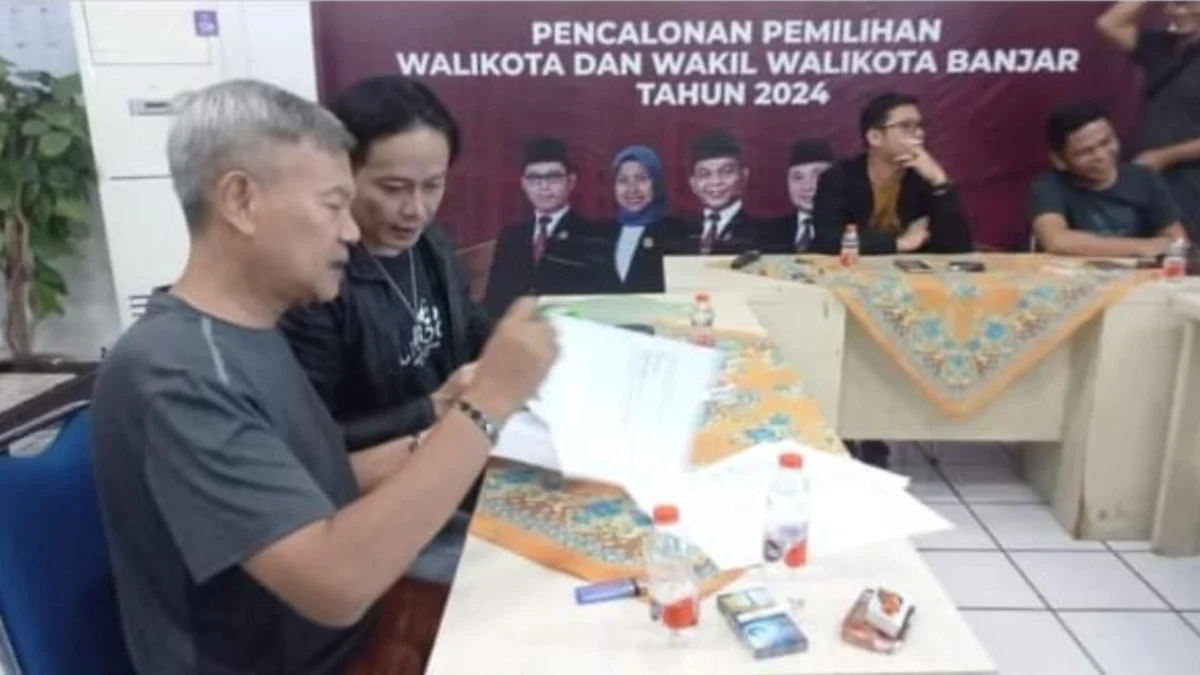 H Akhmad Dimyati dan Alam Mbah Dukun mendaftar ke KPU Kota Banjar dari jalur perseorangan dalam Pilkada Kota Banjar tahun 2024, Minggu 12 Mei 2024 dini hari. (Istimewa)