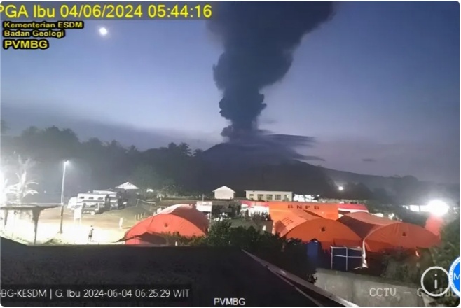 Kolom abu vulkanik setinggi lima kilometer terbentuk akibat erupsi Gunung Ibu di Maluku Utara, Selasa (4/6). foto/ANTARA