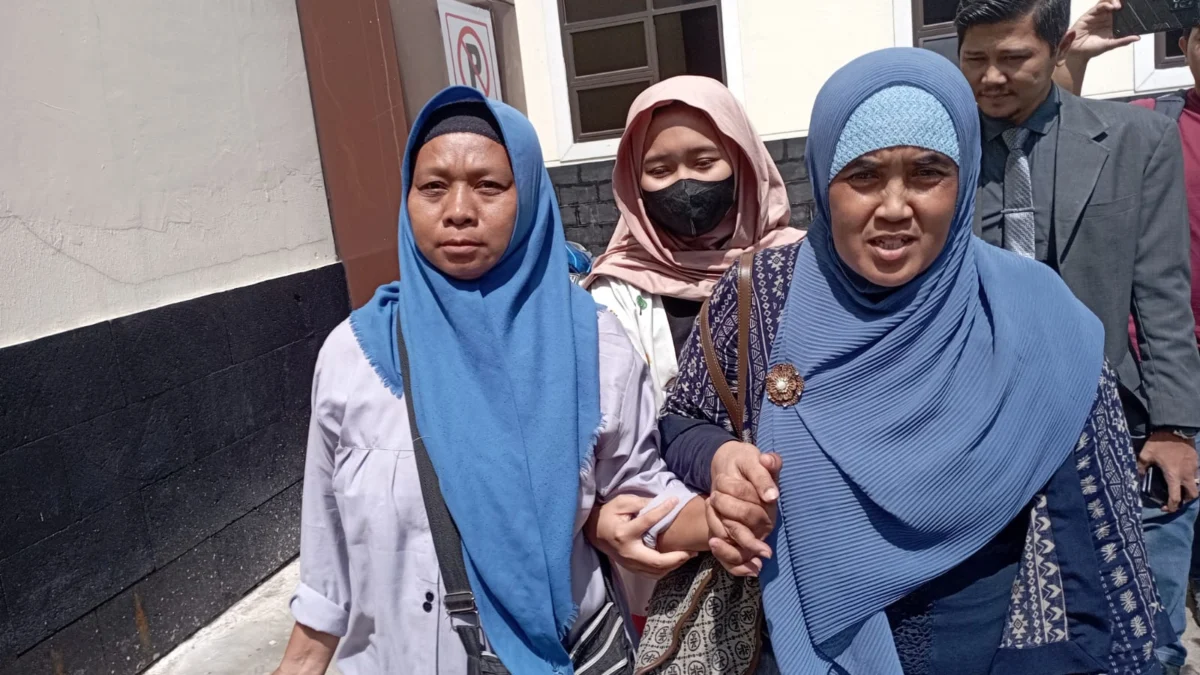 Dok. Ibu Pegi, Kartini (kiri) saat tiba di Mapolda Jaba untuk melakukan penjengukan. Selasa (4/6). Foto. Sandi Nugraha.