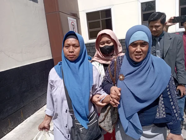 Dok. Ibu Pegi, Kartini (kiri) saat tiba di Mapolda Jaba untuk melakukan penjengukan. Selasa (4/6). Foto. Sandi Nugraha.
