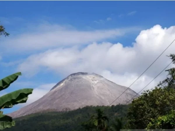 Tingkat aktivitas Gunung Lewotobi Laki-laki di Flores Timur, NTT berada pada Level II atau waspada, Minggu (2/6). foto/ANTARA