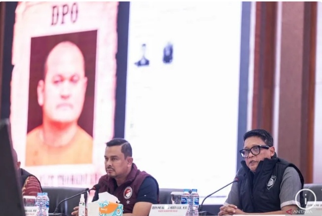 Kadiv Hubinter Polri Irjen Pol Krishna Murti (kanan) bersama Polri Brigjen Pol Mukti Juharsa (kiri) memberikan keterangan saat konferensi pers penangkapan buronan interpol Thailand di Gedung Bareskrim Polri, Jakarta, Minggu (2/6). Foto/ANTARA