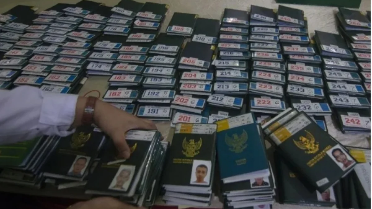 Petugas menata dokumen paspor yang akan diberikan kepada jamaah calon haji saat tiba di Asrama Haji Donohudan, Boyolali, Jawa Tengah, Senin (13/5). foto/ANTARA