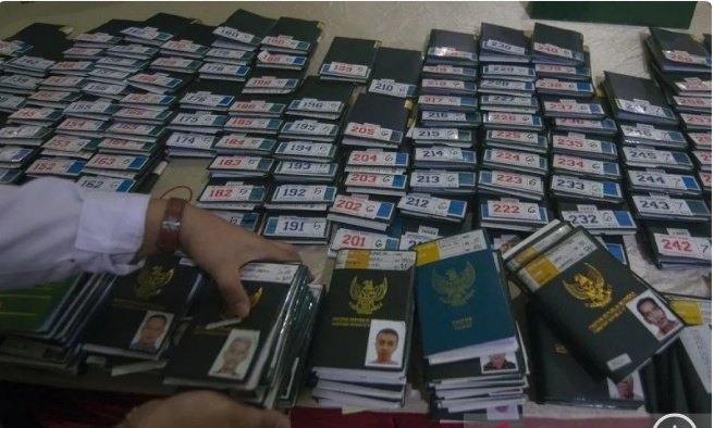 Petugas menata dokumen paspor yang akan diberikan kepada jamaah calon haji saat tiba di Asrama Haji Donohudan, Boyolali, Jawa Tengah, Senin (13/5). foto/ANTARA