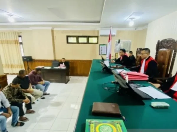 Majelis Hakim Pengadilan Negeri Meulaboh, Kabupaten Aceh Barat melakukan sidang perkara dugaan penyelundupan 72 orang etnis Rohingya, Selasa (4/6). Foto/ANTARA
