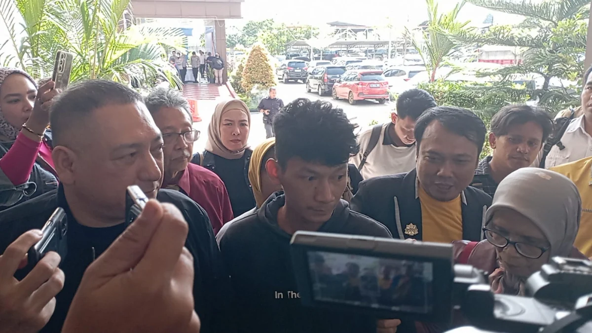Dok. Mantan terpidana kasus Vina Cirebon, Saka Tatal (tengah) saat jalani pemeriksaan sebagai saksi di Mapolda Jabar. Foto. Sandi Nugraha.