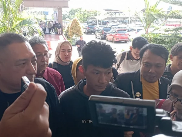 Dok. Mantan terpidana kasus Vina Cirebon, Saka Tatal (tengah) saat jalani pemeriksaan sebagai saksi di Mapolda Jabar. Foto. Sandi Nugraha.