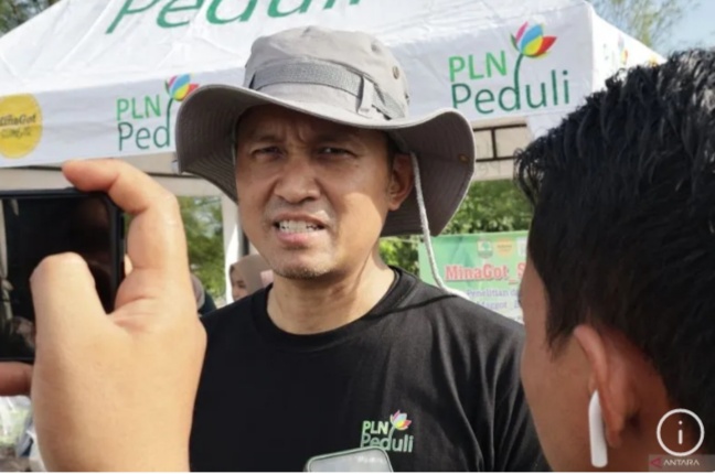 General Manager PLN Unit Induk Distribusi (UID) Sumbar Eric Rossi Priyo Nugroho saat diwawancarai awak media massa di Padang, Rabu (5/6). Foto/ANTARA