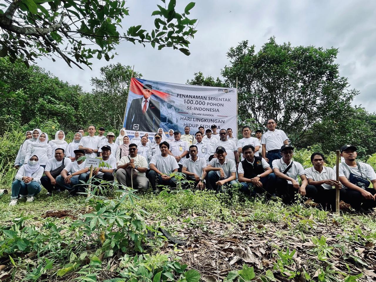 Jajaran dari Kantor Pertanahan Kota Banjar bersama Lapas Banjar, Dinas Lingkungan Hidup, dan Kecamatan Pataruman, berfoto bersama usai penanaman 100 pohon dalam rangka peringatan Hari Lingkungan Hidup se-Dunia tahun 2024, di dekat area Lapas Banjar, Rabu 5 Juni 2024. (Cecep Herdi/Jabar Ekspres)