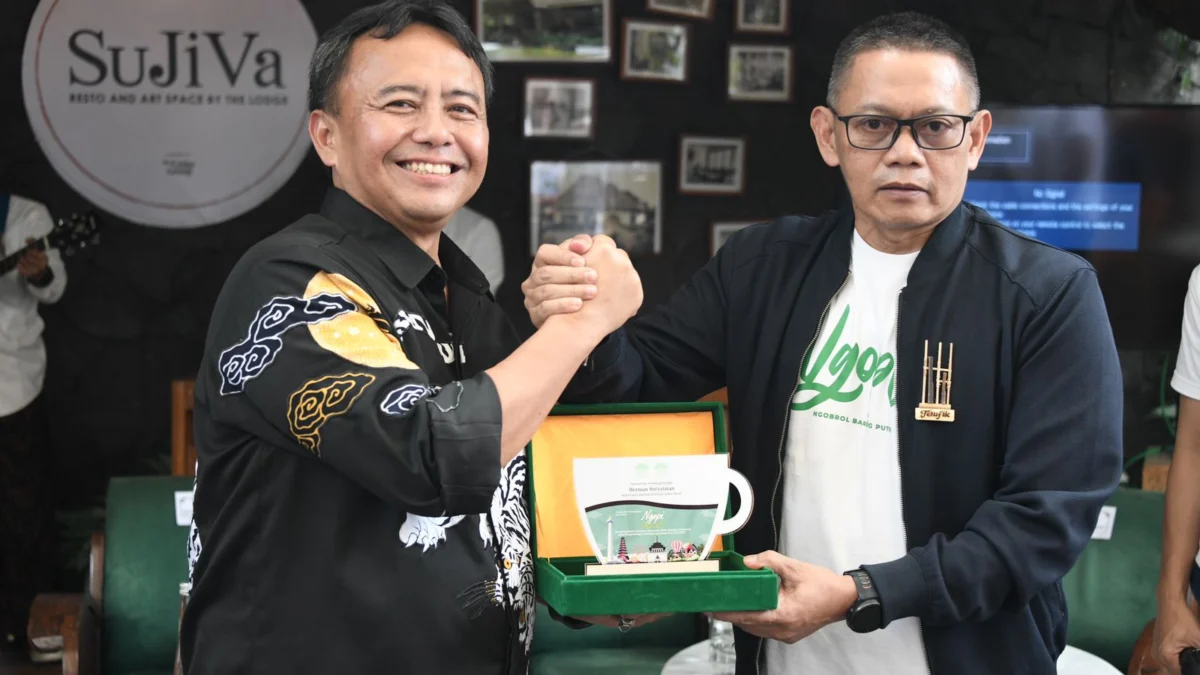 Sekda Jabar Herman Suryatman memberikan arahan dalam acara Ngobrol Bareng Perhimpunan Usaha Taman Rekreasi Indonesia (PUTRI) DPD Jawa Barat di Sujiva, Kota Bandung, Jumat (7/6/2024).(Foto: Rizal FS/Biro Adpim Jabar)