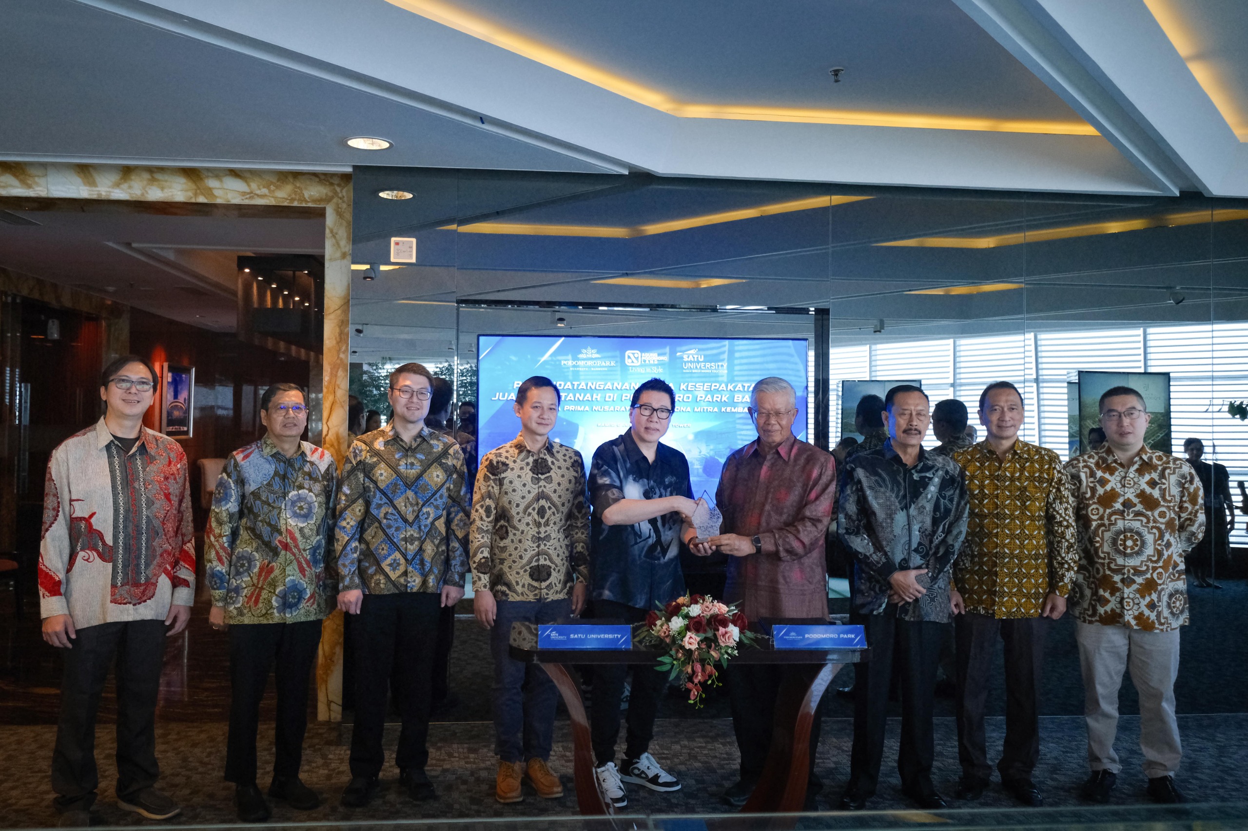 Proses Serah Terima Plakat oleh Chief Strategic Officer Bina Nusantara Carmelus Susilo Hadipoespito (kiri tengah) kepada President Director APLN Bacelius Ruru (kanan tengah).