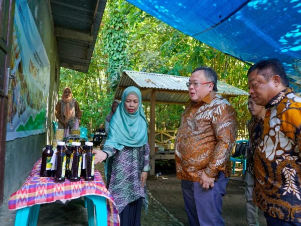 Komisaris Utama Telkom Bambang Permadi Soemantri Brodjonegoro (tengah) dan Direktur Utama Telkom Ririek Adriansyah (paling kanan) saat berkunjung ke Balla Ratea, salah satu UMKM unggulan mitra binaan Telkom yang bergerak di bidang kuliner khas Makassar, Rabu (5/6) lalu.