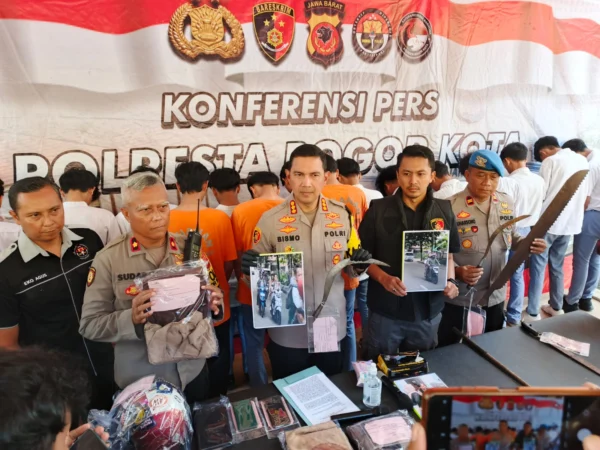 Kapolresta Bogor Kota, Kombes Pol Bismo Teguh Prakoso beserta jajaran saat menunjukkan sejumlah barang bukti. (Yudha Prananda / Jabar Ekspres)