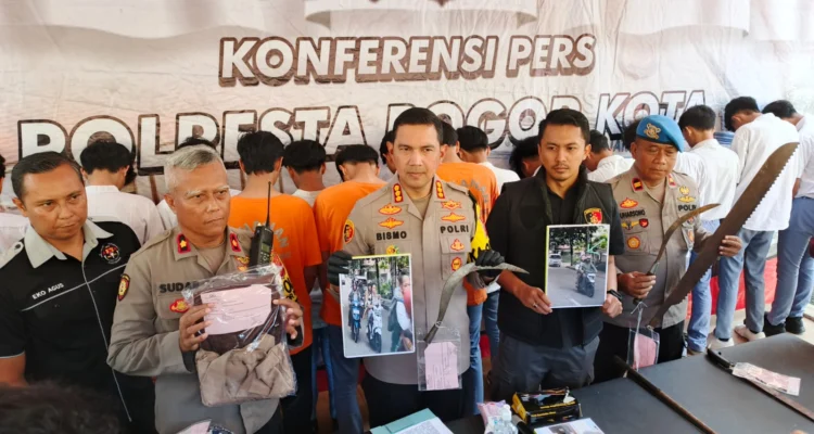 Kapolresta Bogor Kota, Kombes Pol Bismo Teguh Prakoso beserta jajaran saat menunjukkan sejumlah barang bukti. (Yudha Prananda / Jabar Ekspres)