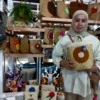 Dini Ardiani Lubis menunjukkan salah satu produknya di Pameran Pasar Kreatif. (son)
